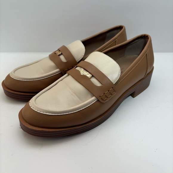 Chinese Laundry Tan & Cream Slip On Low Heel Loafers W/Gold Coin Women’s SZ 8M - Picture 3 of 8